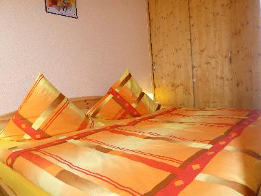 Schlafzimmer unten mit Doppelbett.