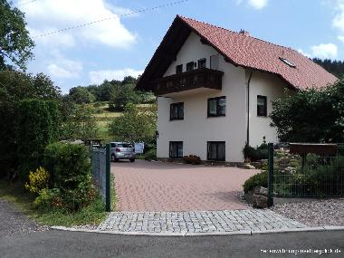 Hausansicht Sommer | ferienwohnung-inselbergblick.de