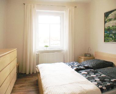 2 gro�e Kommoden (ein weiterer Kleiderschrank steht im Flur) 