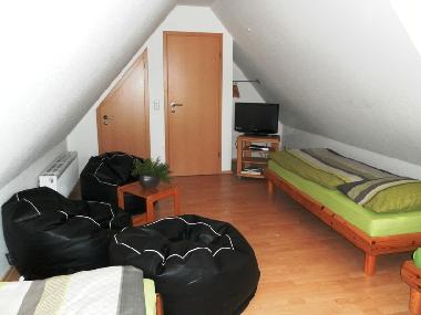 Dreibettzimmer mit TV