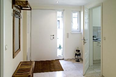 Blick auf den Eingangsbereich mit Garderobe