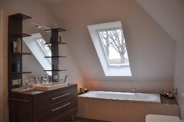 Bad 1, Waschtisch, Wanne  (OG)