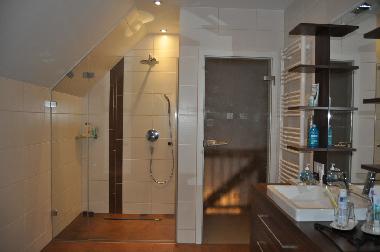 Bad 1, Dusche, Waschtisch, Toilette (OG)