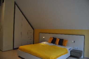 Schlafzimmer 1, Doppelbett & Einbauschrank (OG)