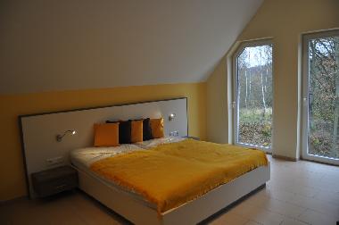 Schlafzimmer 1, Doppelbett, Fensterfront, (OG)