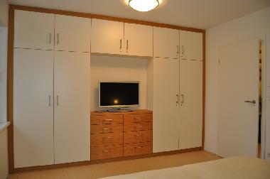 Schladzimmer 2, Schrankwand mit TV (EG)