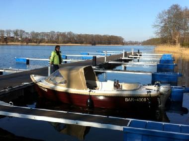 Motorboot fr 6 Personen zum Teil geffnet