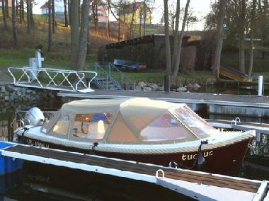 Liegeplatz mit Boot, im Hintergrund die Huser