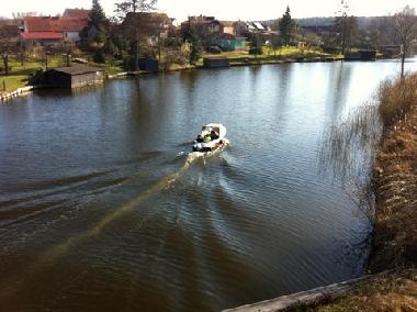 Motorboot auf dem Mritz- Havelkanal zwischen Wesenberg und Strasen