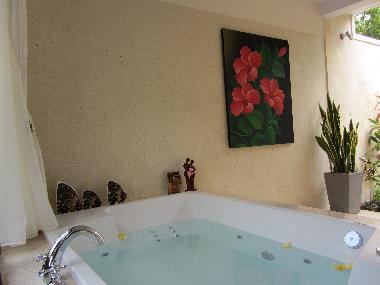 Jacuzzi in Bungalow Monica