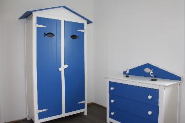 Schrank und Kommode im Kinderzimmer