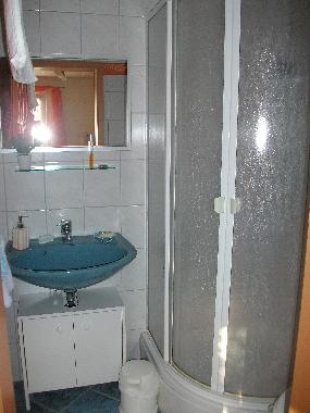 WC mit Dusche , F�n und Kosmetikspiegel 