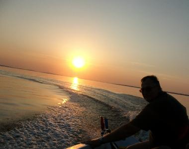 der Angelguid dreht noch eine letzte Runde mit der untergehenden Sonne