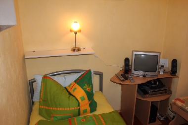 separates Schlafzimmer mit zwei Einzelbetten