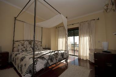 1. Schlafzimmer mit Doppelbett, Baldachin und Meerblick