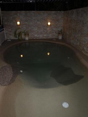 Schwimmbecken am Abend