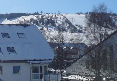 Fewo A**** - Blick auf Skigebiet und Seilbahn