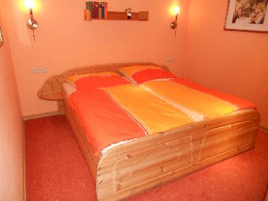 Fewo B*** - Schlafzimmer mit TV