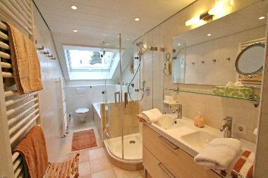 Bad mit Dusche, Badewanne, Doppelwaschbecken, 2 Handtuchwrmer