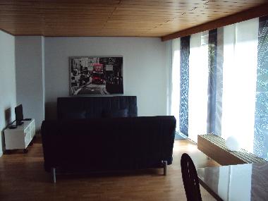 Wohnzimmer mit direktem Zugang zum Balkon mit Panoramafenstern