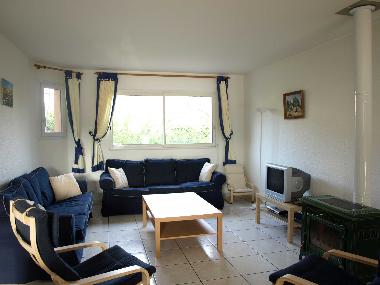 Das Wohnzimmer mit bequemen Sofas