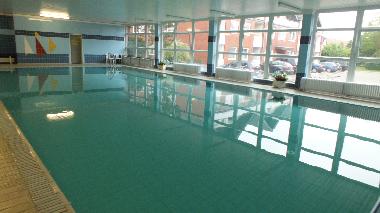 Hallenbad 50 Meter von der Ferienwohnung entfernt.