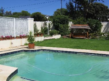 Constantia Cottages - Swimming Pool und Hauptgarten