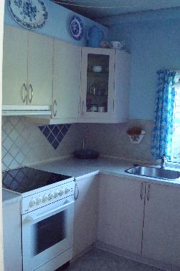 et rigtig hyggeligt k�kken med opvaskemaskine