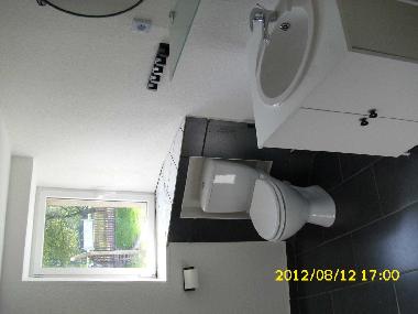 Modernes Bad mit Dusche.