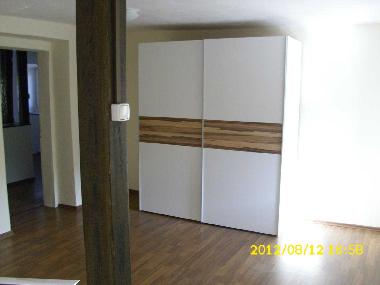 Schlafzimmer mit Doppelbett.