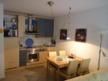 die gut ausgestattete K�chenzeile mit Esstisch