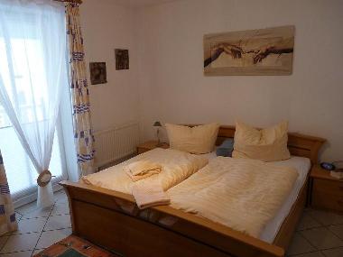 das gr��ere Schlafzimmer mit Ausgang zum Innenhof