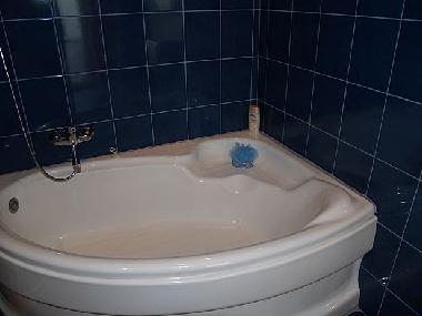 gro�es Badezimmer mit Badewanne