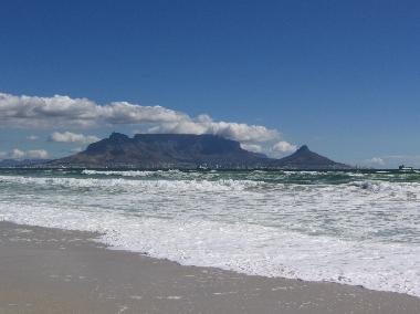 Blick auf den Tafelberg von Blowbergstrand aus