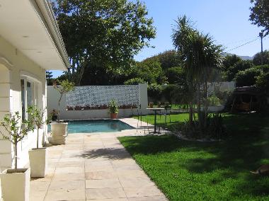 Junior-Suite Pinotage - Blick zum Garten und Swimming Pool