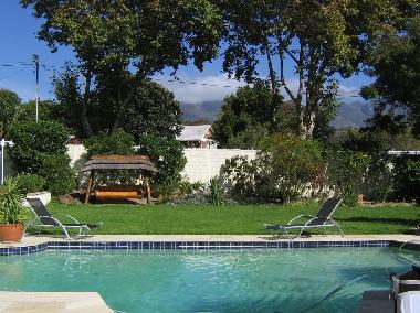 Constantia Cottages - Swimming Pool und Hauptgarten