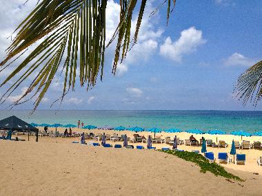 Der breite, feine Sandstrand ist bequem zu Fuss erreichbar - 500 m entfernt.