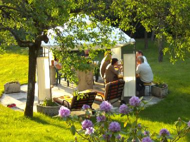 Blick auf unsere Grill- und Liegewiese mit Pavillion und Mbel