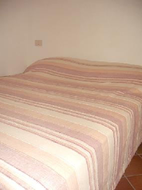 Schlafzimmer mit Doppelbett