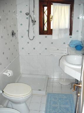 Badezimmer mit Dusche