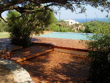 Poolanlage mit Meerblick