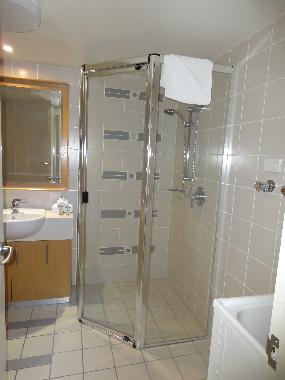 Bad mit Dusche und Spa