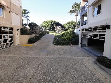 Garage unter Deck mit Automatiktor