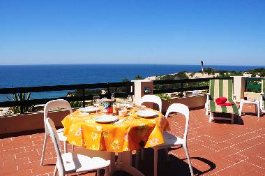 Terrasse mit Sonnenliegen und Meerblick (ca.45 qm)