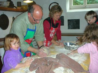 Alle helfen beim Brot kneten