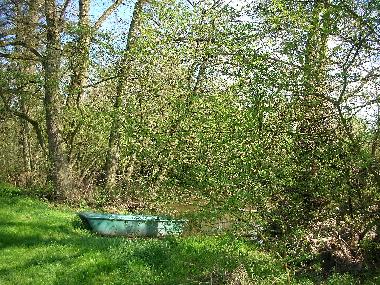 Das Ruderboot am kleinen Fluss