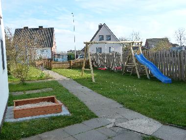 Kinderfreundlicher Garten mit Sandkiste, Schaukel und Rutsche