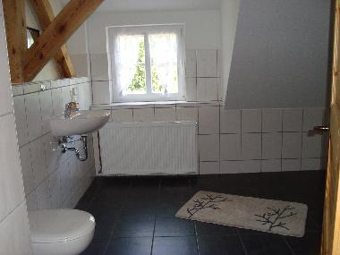 2 moderne Bder mit Dusche im Dachgeschoss