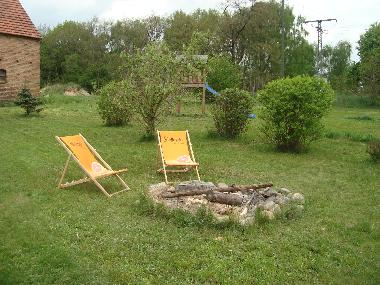 Grosser Garten mit Lagerfeuerstelle, Grill, Rutsche, Schaukel, Sandkasten