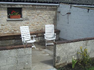 Die Terasse hinter dem Haus